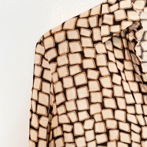 Sheer geometric print blouse - Picture 7 of 8